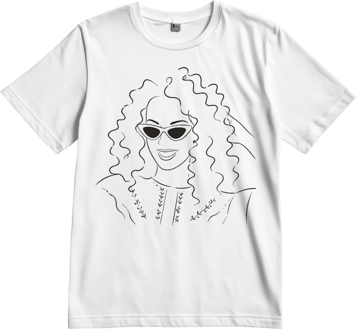 Portrait redessiné au trait d'encre noire, imprimé sur un t-shirt blanc