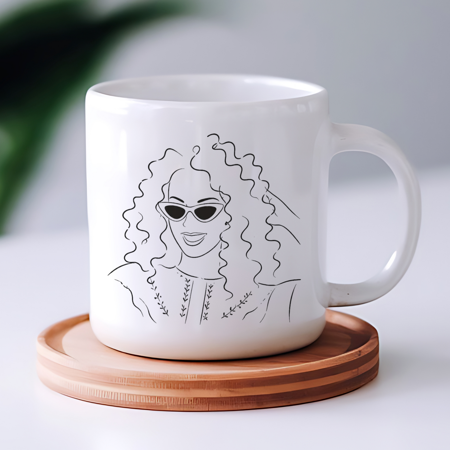 Portrait redessiné au trait d'encre noire, imprimé sur un mug en céramique blanche