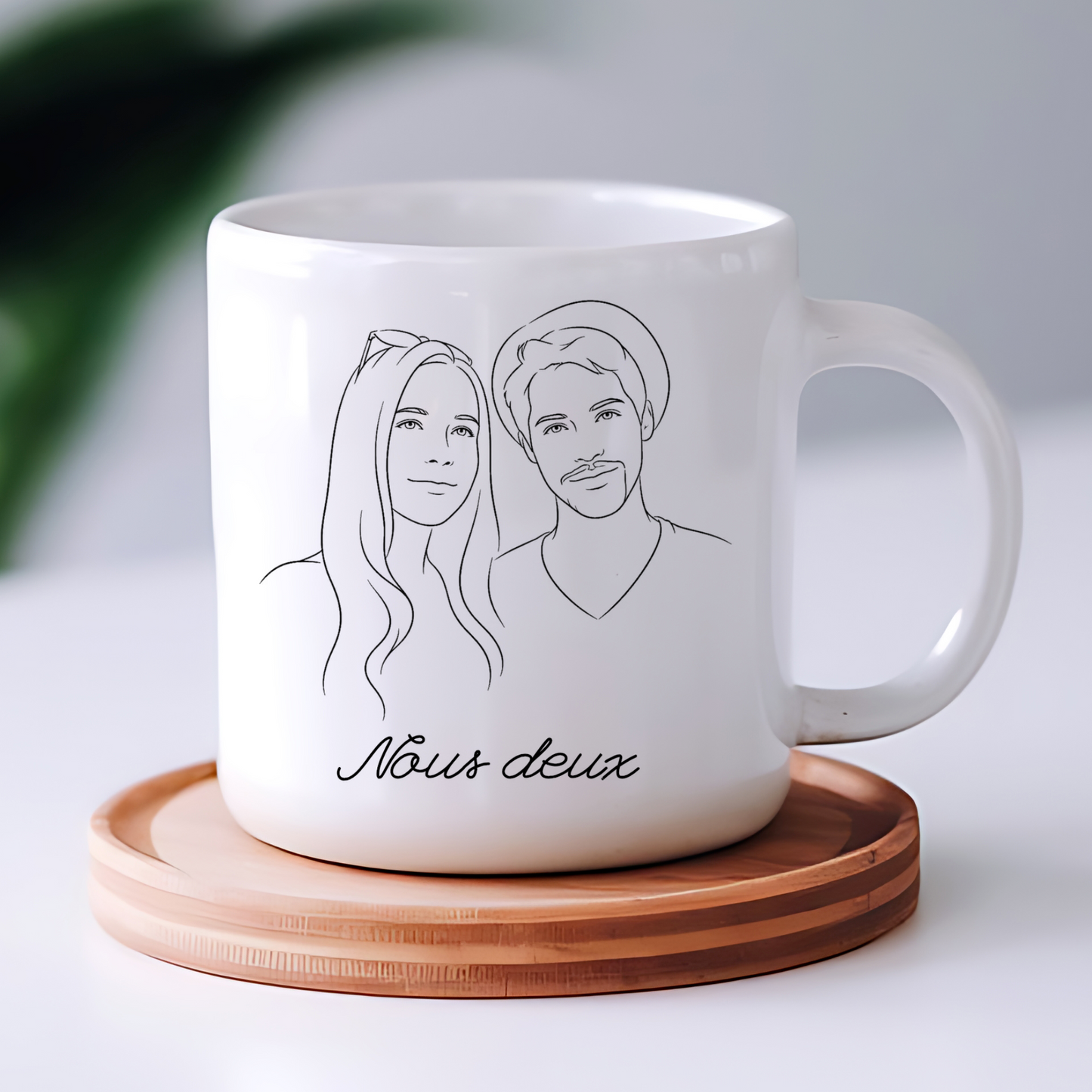 Portrait redessiné au trait d'encre noire, imprimé sur un mug en céramique blanche